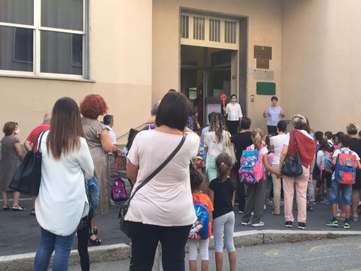 VIDEO E FOTO. «Primini di Busto, siete contenti di tornare a scuola?». Risposta: «Sììì». Ma i genitori lo sono anche di più. Antonelli: «Studiate divertendovi» VIDEO E FOTO. «Primini di Busto, siete contenti di tornare a scuola?». Risposta: «Sììì». Ma i genitori lo sono anche di più. Antonelli: «Studiate divertendovi»