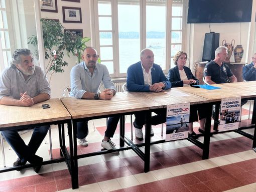 Non c'è pioggia che tenga: alla Schiranna in 1.000 per gli assoluti di canottaggio. Oltre a 16 barche speciali dove i ragazzi "remano in libertà" Non c'è pioggia che tenga: alla Schiranna in 1.000 per gli assoluti di canottaggio. Oltre a 16 barche speciali dove i ragazzi "remano in libertà"