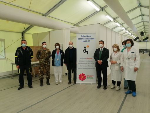 FOTO E VIDEO. Candiani e Galli in visita all'hub della Schiranna: «Ora attivare un centro anche a Tradate»