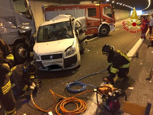 Un tir travolge un furgoncino fermo per guasto in galleria: marito e moglie morti sull’A26 tra Castelletto Ticino e Sesto Calende
