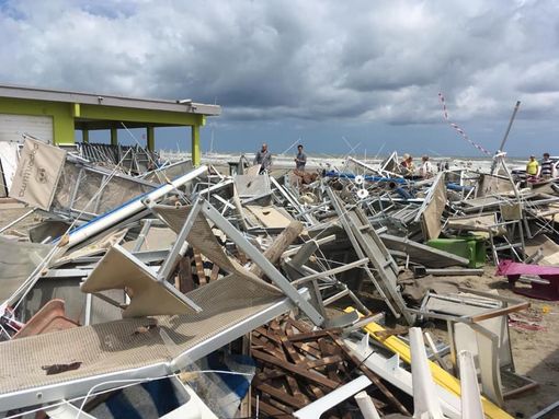 Uno degli stabilimenti balneari devastati dalla tromba d'aria (foto dalla pagina Facebook del gruppo Cooperativa Bagnini Spiagge di Cervia) Uno degli stabilimenti balneari devastati dalla tromba d'aria (foto dalla pagina Facebook del gruppo Cooperativa Bagnini Spiagge di Cervia)