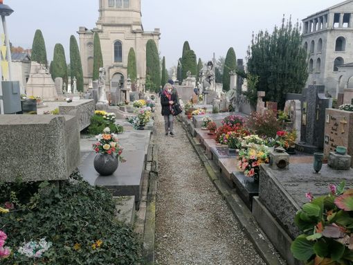 Chiusa dentro al cimitero, nessuno risponde al citofono di emergenza. Esposito: «Non è il primo caso, il comune controlli»