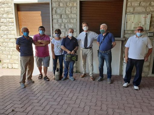 Cocquio Trevisago, il Comune consegna 14 sanificatori a scuole, parrocchia e associazioni