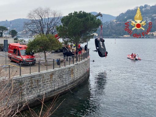 Recuperata dall'autogrù dei vigili del fuoco di Varese l'auto finita nel lago di Como. Giallo sulle cause della tragedia