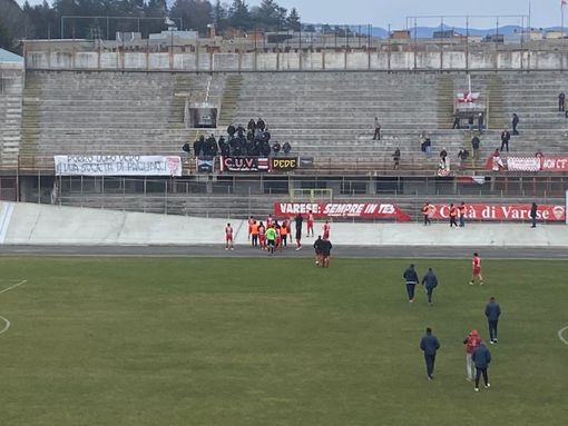 La curva alla fine sostiene giocatori e Porro ("Resteremo in serie D") ma contesta Amirante e la società La curva alla fine sostiene giocatori e Porro ("Resteremo in serie D") ma contesta Amirante e la società