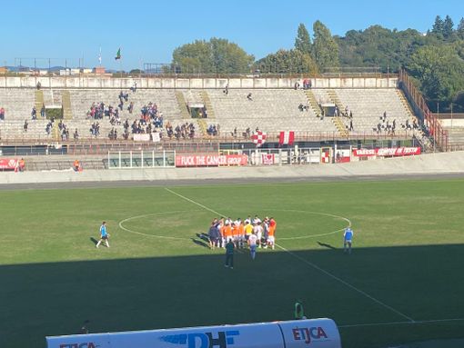 La curva e il pubblico escono senza proferire una parola, nella totale indifferenza del Varese sconfitto a Masnago e riunito a cerchio in mezzo al campo La curva e il pubblico escono senza proferire una parola, nella totale indifferenza del Varese sconfitto a Masnago e riunito a cerchio in mezzo al campo