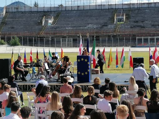 FOTO. Il Franco Ossola torna alla vita grazie ai ragazzi della scuola Europea