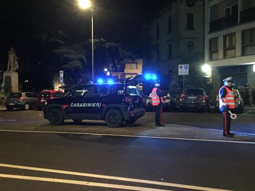 Passeggero senza biglietto esagitato, il pullman non parte: per sedare la lite servono i carabinieri Passeggero senza biglietto esagitato, il pullman non parte: per sedare la lite servono i carabinieri