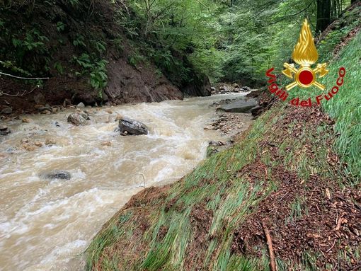Maccagno, boschi al setaccio per ritrovare l'escursionista travolto dal torrente: rinvenuti dei vestiti