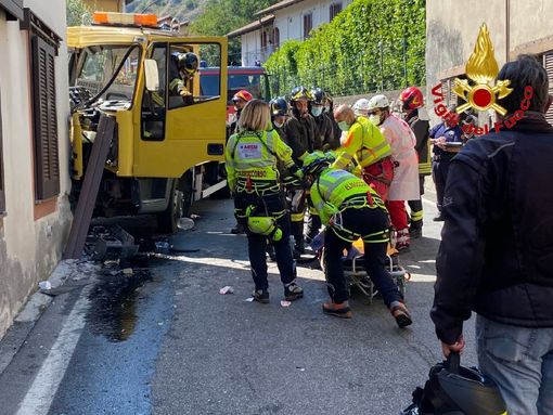 FOTO. Si schianta con il carro attrezzi contro un muro: grave il conducente