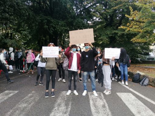 Presidio degli studenti davanti al liceo Manzoni di Varese: «Più sicurezza contro il Covid»