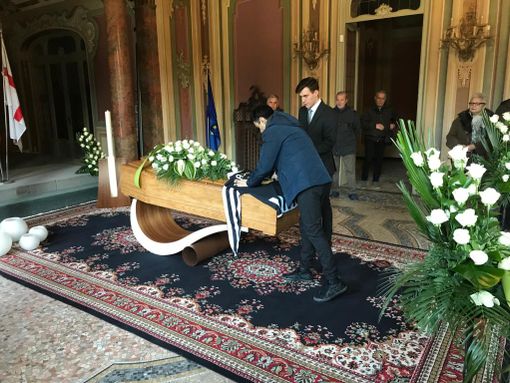 Gianluca Anastasi posa la maglia della Juventus sul feretro del padre Pietro