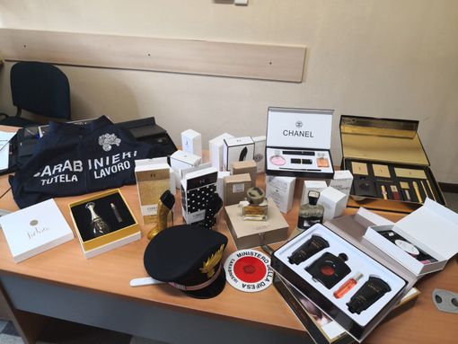 Il materiale sequestrato dai carabinieri Il materiale sequestrato dai carabinieri