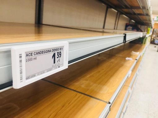 Ansia Coronavirus, anche a Varese è corsa ai supermercati: scaffali vuoti ma niente panico Ansia Coronavirus, anche a Varese è corsa ai supermercati: scaffali vuoti ma niente panico