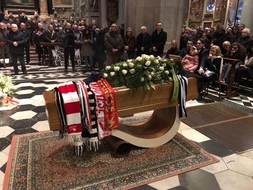 Le sciarpe di Juventus e Varese per sempre con Anastasi Le sciarpe di Juventus e Varese per sempre con Anastasi