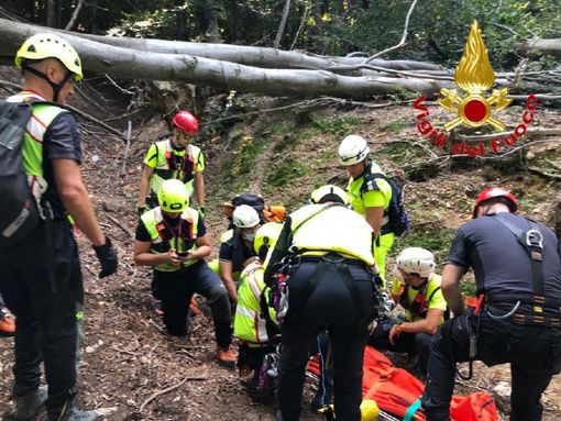 FOTO E VIDEO. Trovato vivo l'uomo scomparso ad Orino. Recuperato dall'elicottero "Drago 84"
