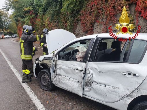 Varese, schianto in via Campigli: ragazza e anziana ferite e disagi al traffico Varese, schianto in via Campigli: ragazza e anziana ferite e disagi al traffico