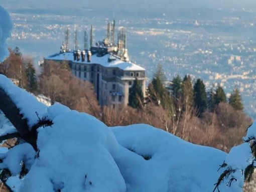 FOTO. Il Campo dei Fiori brilla nell'abbraccio tra la neve e il sole
