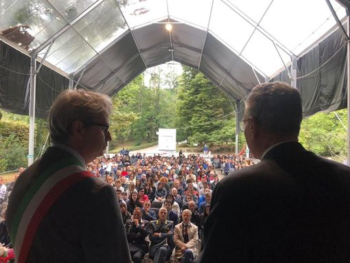 FOTO e VIDEO. Il sindaco consegna la Costituzione ai diciottenni varesini: «Leggetela e aiutateci a creare un Paese migliore»