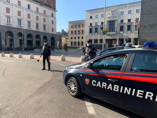 Non rispetta il foglio di via e le norme anti Coronavirus: denunciato