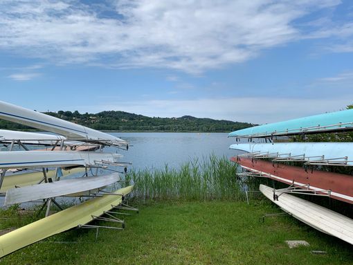 VIDEO e FOTO. Alla Schiranna voglia di normalità: Canottieri, Lido e Bistrot pronti a ripartire