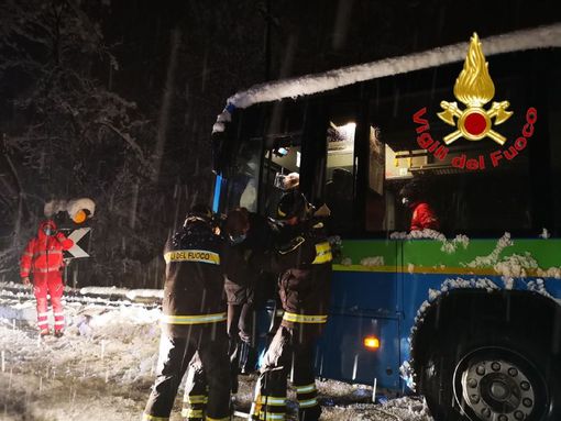 Oltre 25 centimetri di neve: è una babele per pendolari e viaggiatori. Oltre 150 interventi dei vigili del fuoco
