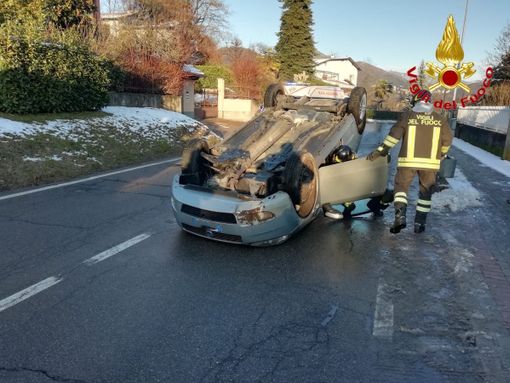 Arcisate, perde il controllo dell'auto e si ribalta: donna ferita