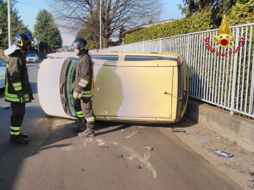 Cardano al Campo, botto in via Volta: auto si ribalta, tre feriti Cardano al Campo, botto in via Volta: auto si ribalta, tre feriti