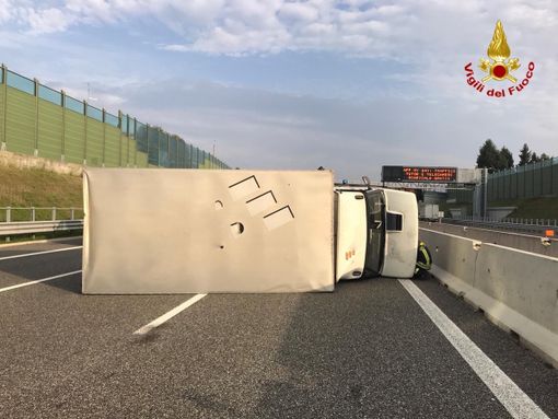 Carambola in autostrada: furgone sbanda, finisce contro il guard rail e si ribalta Carambola in autostrada: furgone sbanda, finisce contro il guard rail e si ribalta