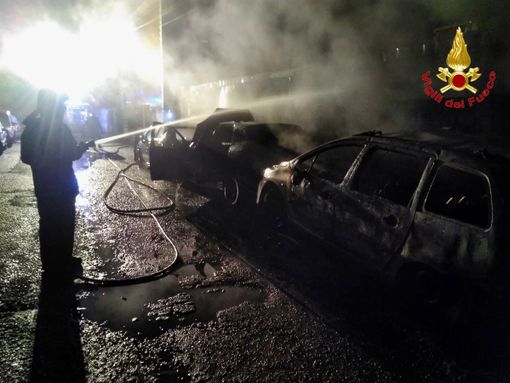 FOTO. Due auto in fiamme nella notte: indagano i carabinieri