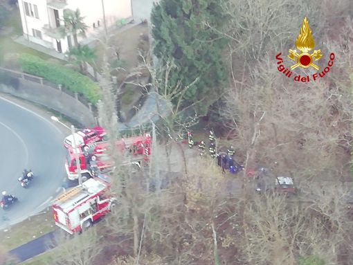 Auto vola per venti metri nel dirupo a Cadegliano Viconago: feriti madre e figlio. Ecco le immagini dell'incidente