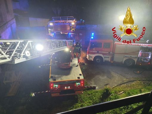 Incendio devasta il deposito di una ditta edile a Lonate Pozzolo: distrutti veicoli e attrezzature Incendio devasta il deposito di una ditta edile a Lonate Pozzolo: distrutti veicoli e attrezzature