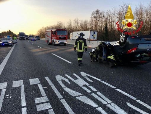 Scontro tra un'auto e un mezzo pesante in Autolaghi: paura e qualche disagio al traffico Scontro tra un'auto e un mezzo pesante in Autolaghi: paura e qualche disagio al traffico