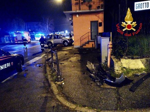 Cuveglio, schianto nella notte all'incrocio: distrutto il semaforo