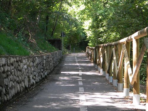 Piste ciclabili del lago, degrado addio: uno sponsor si occuperà della manutenzione. E darà lavoro a persone disabili