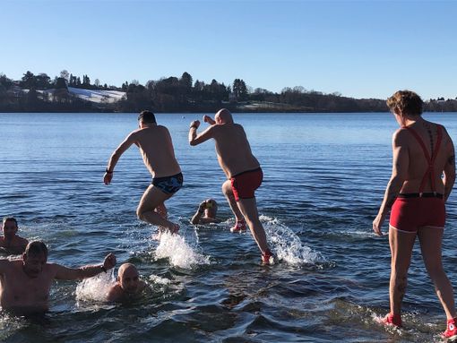 FOTO. Un tuffo "natalizio" dove l'acqua è più blu. I Leoni sfidano il gelo nel lago di Monate FOTO. Un tuffo "natalizio" dove l'acqua è più blu. I Leoni sfidano il gelo nel lago di Monate