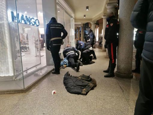 Varese, la prima giornata di movida finisce con l'arrivo delle forze dell'ordine. Tensione in pieno centro dopo l'aperitivo