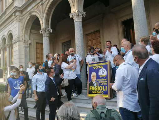 FOTO e VIDEO. Per Salvini a Saronno bagno di folla e contestazioni: «Maroni? Il sindaco di Varese lo sceglie la sezione» FOTO e VIDEO. Per Salvini a Saronno bagno di folla e contestazioni: «Maroni? Il sindaco di Varese lo sceglie la sezione»