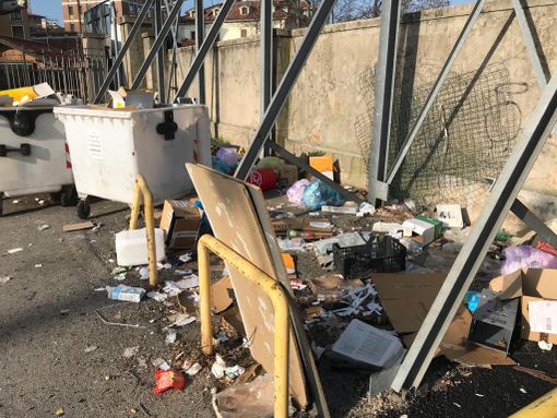 Stazione Fs di Varese, all'ingresso del parcheggio dei pendolari una discarica a cielo aperto Stazione Fs di Varese, all'ingresso del parcheggio dei pendolari una discarica a cielo aperto