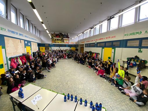 FOTO. Stop alle bottigliette di plastica. Oltre duecento borracce ecologiche per gli studenti di Solbiate Arno
