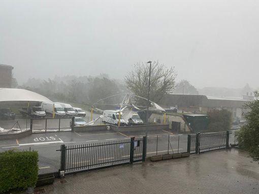 VIDEO. La furia del vento sradica una tensostruttura a Galliate Lombardo