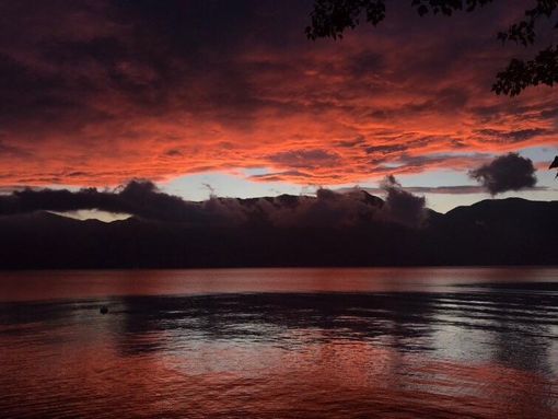 VIDEO. Mille sfumature di rosso. Il tramonto sul lago Maggiore è da opera d'arte VIDEO. Mille sfumature di rosso. Il tramonto sul lago Maggiore è da opera d'arte