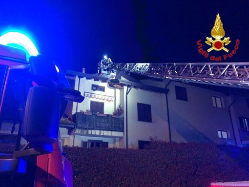 Notte di fuoco in Valle Olona: tetti in fiamme a Fagnano e Gorla Maggiore Notte di fuoco in Valle Olona: tetti in fiamme a Fagnano e Gorla Maggiore