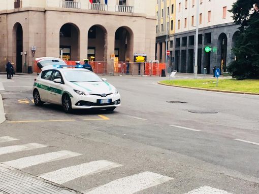 Varese, ausiliari del traffico a casa e vigili impegnati a verificare le autocertificazioni. Zanzi: «Ci sono delle priorità, i cittadini ci aiutino»