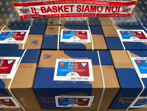 Primo canestro della solidarietà targato Varese e Cantù: 600 tute donate all’Ospedale di Circolo Primo canestro della solidarietà targato Varese e Cantù: 600 tute donate all’Ospedale di Circolo