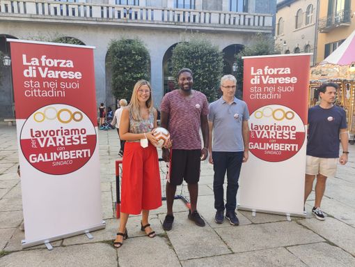 FOTO E VIDEO. Ebagua scalda piazza San Vittore giocando a calcio con Galimberti