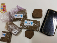 Quattrocento grammi di hashish nascosti nell'armadio, spacciatore in manette Quattrocento grammi di hashish nascosti nell'armadio, spacciatore in manette