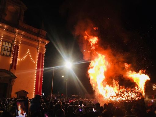 Falò di Sant'Antonio sì ma senza pubblico: il Covid non spegnerà la fiamma della speranza e una tradizione millenaria Falò di Sant'Antonio sì ma senza pubblico: il Covid non spegnerà la fiamma della speranza e una tradizione millenaria