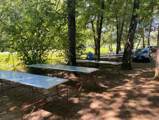 I classici tavoloni nel bosco della festa degli Alpini di Capolago attendono migliaia di varesini e non solo