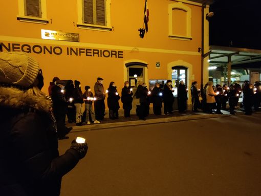 FOTO e VIDEO. Venegono Inferiore, una fiaccolata per le due ragazze aggredite sul treno FOTO e VIDEO. Venegono Inferiore, una fiaccolata per le due ragazze aggredite sul treno